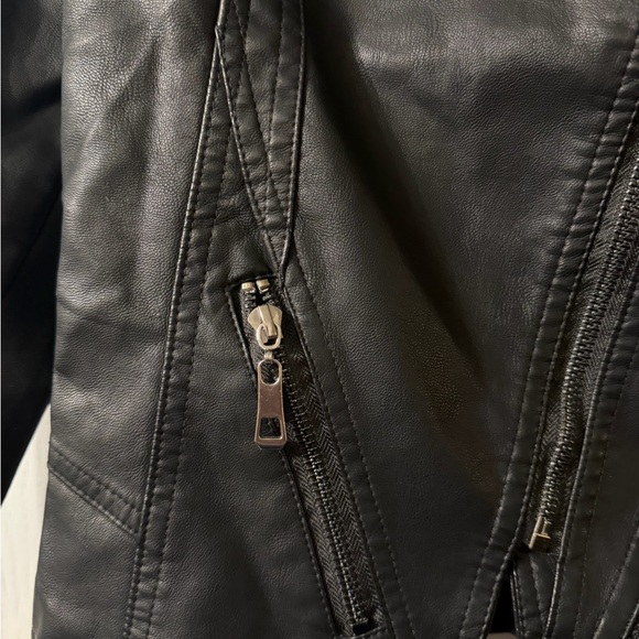 Black Faux Leather Moto Jacket Fitted Cropped Zip Up Runs Small - Picture 3 of 8